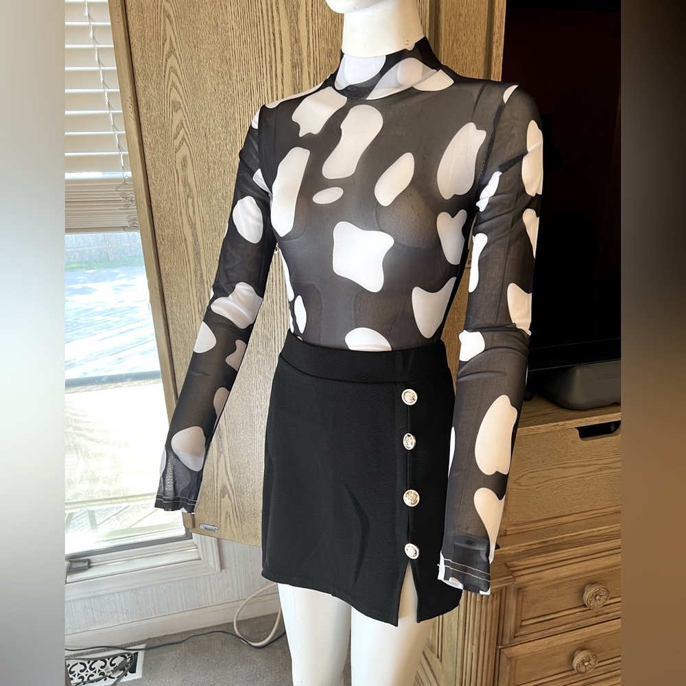 Women’s sz Med sheer long sleeve mock turtleneck Black and White Abstract design